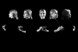 Portret creativ al unei fotografe blonde, surprinsă în cinci ipostaze diferite cu aparat foto vintage, pe fundal negru