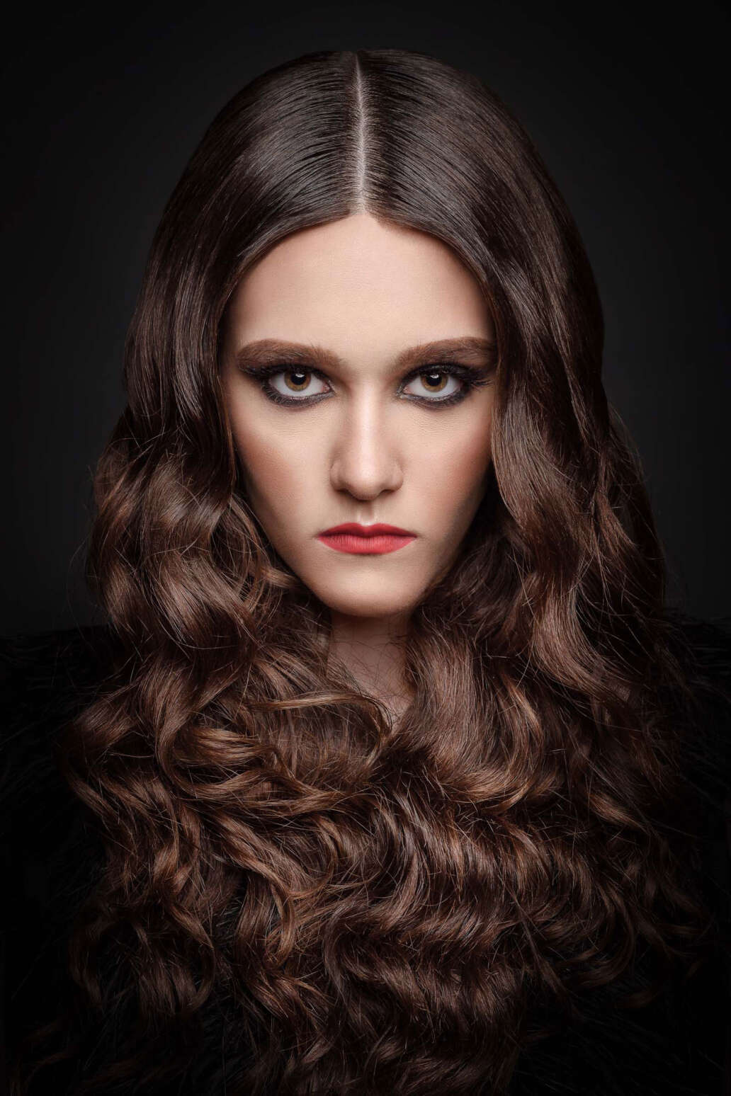 Portret fashion cu model feminin, păr lung brunet coafat în bucle definite, machiaj de seară, fotografie pentru hairstyling profesional