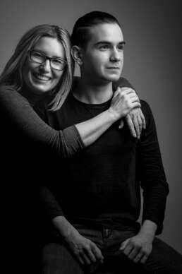 Portret artistic alb-negru mamă și fiu, îmbrățișare caldă, legătură emoțională, expresii autentice, fotografie de studio