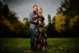 Cuplu logodit în parc îmbrățișat, fotografie Save The Date în natură, fotograf nunta București
